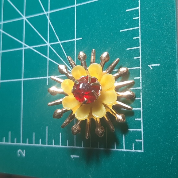 Vintage 60's Sunflower Brooch Lapel Pin Ruby Red Yellow Gold Signed Hong Kong - Picture 4 of 8